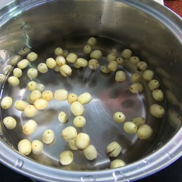 Luộc hạt sen vào nồi lớn, đổ khoảng 1 lít nước